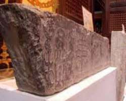 In addition to thirty thousand art pieces and the museum owns over seventy thousand books and documents and more than twenty thousand stone inscriptio